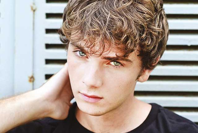 بیوگرافی و عکس های جذاب جمرهان کاراکاش بازیگر نقش اوغوز در سریال 4n1k