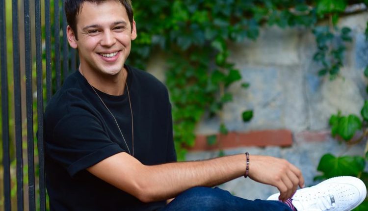 توران جیهان شیمشک بازیگر نقش سینان در سریال 4n1k