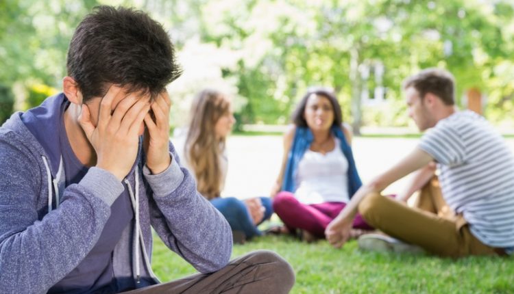 احساس تنهایی با وجود دوستان زیاد